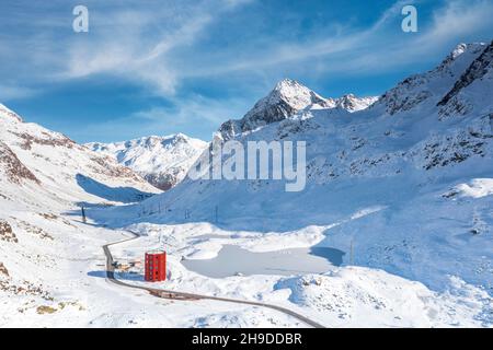 Vue aérienne de la route du col Julier après une chute de neige en hiver, district d'Albula, canton de Graubunden, Engadin, Suisse Banque D'Images