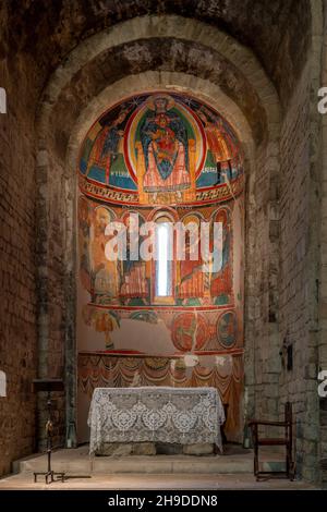 Taüll, Santa Maria, Blick in die Chorapsis mit Kopien der ursprünglichen Wandmalereien Banque D'Images
