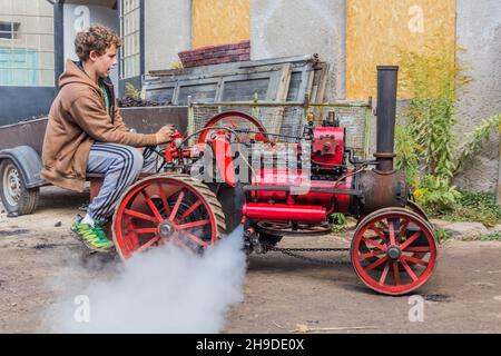 ZAMBERK, TCHÉQUIE - 15 SEPTEMBRE 2018: Garçon conduit une petite voiture à vapeur. Banque D'Images