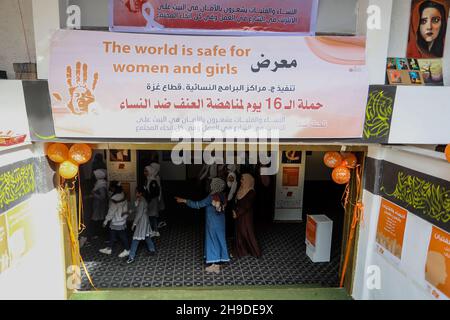 Les Palestiniens visitent une exposition d'art dans le cadre d'une campagne de sensibilisation à la violence à l'égard des femmes, dans la bande de Gaza, le 6 décembre 2021. Banque D'Images