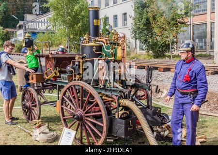 ZAMBERK, TCHÉQUIE - 15 SEPTEMBRE 2018 : pompier portant un uniforme traditionnel avec un moteur d'incendie à vapeur dans les anciennes machines et technologies Banque D'Images