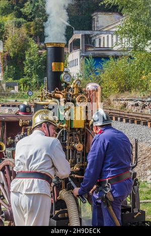 ZAMBERK, TCHÉQUIE - 15 SEPTEMBRE 2018: Pompiers portant des uniformes traditionnels avec un moteur d'incendie à vapeur dans les anciennes machines et technologies Banque D'Images