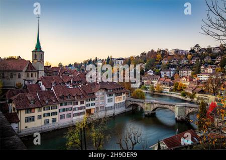 Ville de Berne avec le pont Untertorbrücke au-dessus de la rivière AAR et le Nydeggkirche au coucher du soleil Banque D'Images