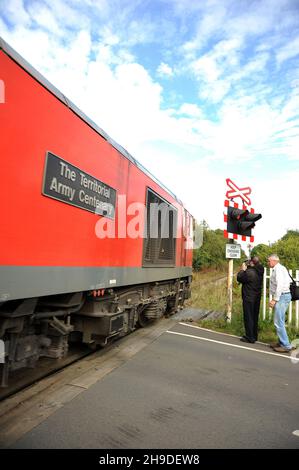 60040 'le Centenaire de l'Armée territoriale' à Fountain Level Crossing, Aberkenfig, avec le 'Tafy Tug 2' Railtour. Banque D'Images