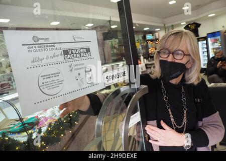 Italie, région Toscane, Arezzo, 5 décembre 2021 : urgence Covid-19, Super Green Pass, à partir d'aujourd'hui en Italie, en raison de l'urgence Covid, il est mandato Banque D'Images