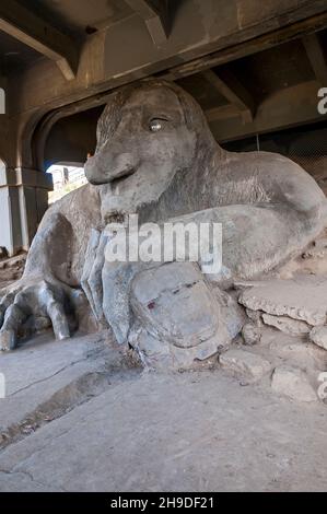 La sculpture de Fremont Troll sous le pont Aurora à Fremont, Washington. Banque D'Images