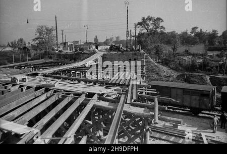 Varsovie, 1947-10.Budowa wiaduktu na ulicy Pow¹zkowskiej. wb/gr PAP Dok³adny dzieñ wydarzenia nieustalony.Varsovie, octobre 1947.Construction d'un survol sur la rue Powazkowska. wb/gr PAP Banque D'Images