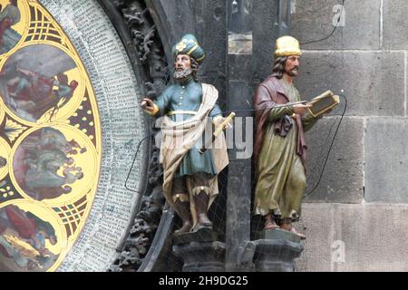 PRAGUE, TCHÈQUE - 24 AVRIL 2012 : ce sont les chiffres de l'astronome et du chroniqueur près du cadran de calendrier de l'horloge astronomique de Prague. Banque D'Images