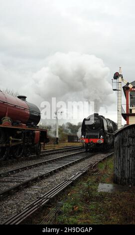 'Duchess of Sutherland' traversant 'Princess Margaret Rose' à Swanwick Junction. Banque D'Images