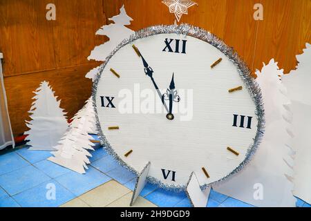 Horloge de Noël faite maison en papier ou en carton.Il est de cinq minutes à douze sur la montre Banque D'Images