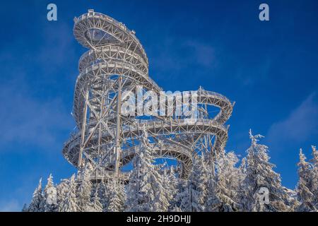 Vue d'hiver sur la promenade en ciel de Dolni Morava, Tchéquie Banque D'Images