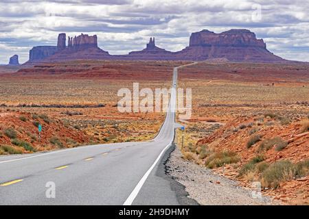 Forrest Gump point / Forrest Gump Hill sur la Highway 163 Scenic Drive, route droite menant à Monument Valley, comté de San Juan, Utah, États-Unis, États-Unis Banque D'Images