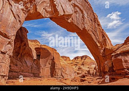 Goulding Arch, arche en grès naturel à Oljato-Monument Valley, comté de San Juan, Utah, États-Unis Banque D'Images