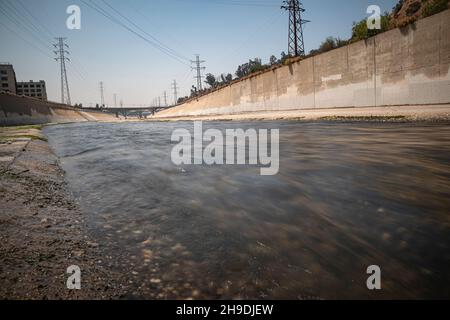 La confluence est l'endroit où le Seco Arroyo rencontre le fleuve Los Angeles, Los Angeles, Californie, États-Unis Banque D'Images