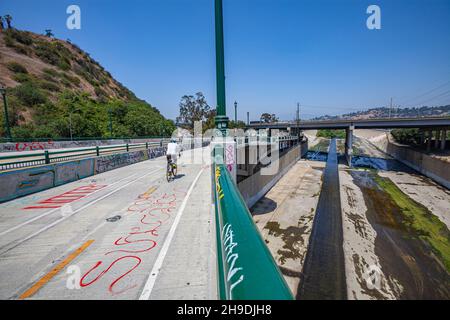 La piste cyclable près de la confluence, où le Seco Arroyo rencontre la rivière Los Angeles, Los Angeles, Californie, États-Unis Banque D'Images