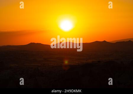 Coucher de soleil sur les montagnes.Coucher de soleil avec silhouettes de montagnes.Photo d'arrière-plan du coucher de soleil. Banque D'Images
