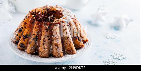 Gâteau traditionnel aux fruits de Noël, pudding sur une assiette blanche. Vue de dessus. Copier l'espace. Banque D'Images