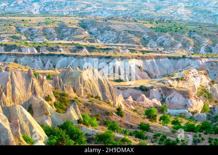 Cappadoce.Vue sur la Cappadoce depuis la vallée de Kizilcukur au coucher du soleil en été.Cheminées de fées, ou hoodoos ou peri bacalari à Goreme Banque D'Images