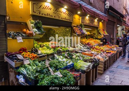 BOLOGNE, ITALIE - 22 OCTOBRE 2018 : stand de fruits et légumes dans le centre de Bologne, Italie Banque D'Images