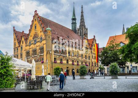 Ancien palais, maintenant l'hôtel de ville, de la période Renaissance, connu pour ses fresques extérieures et l'horloge astronomique.Ulm, Tübingen, Allemagne Banque D'Images