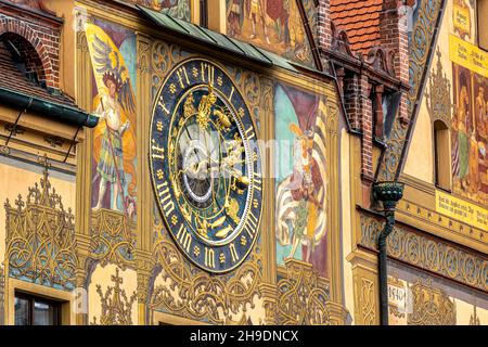 Horloge astronomique sur la façade latérale ornée de fresques de l'hôtel de ville d'Ulm de l'époque de la Renaissance.Ulm, Tubingen, région de Donau-Iller, Allemagne, Europe Banque D'Images