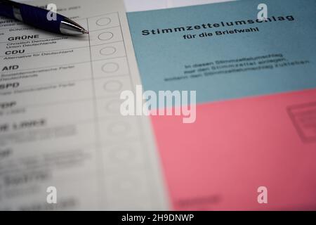 Nurtingen, Allemagne - 03 mars 2021: Bulletins de vote (Stimzettel, Umschlag und Wahlbrief) pour le vote postal.Vote pour la formation d'un gouvernement. Banque D'Images