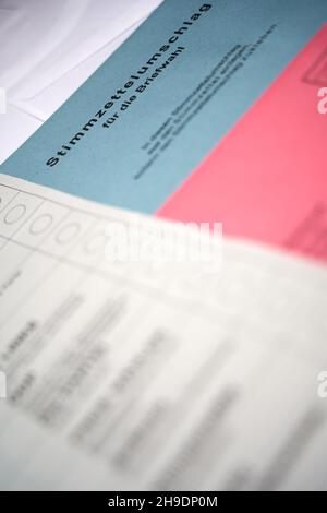 Stuttgart, Allemagne - 01 mars 2021 : documents de vote postal (Briefwahl) pour le prochain gouvernement, enveloppe rouge et bleue.Documenter politiquement.Sél Banque D'Images