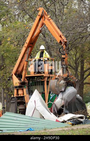 Austin, Texas, États-Unis.6 décembre 2021.Ville d'Austin, les équipages du Texas ont dégagé un campement sans abri dans un parc à l'est d'Austin où environ 30 personnes vivaient le long de Boggy Creek.Les sans-abri déplacés disent qu'ils ont eu peu de préavis de l'action lundi matin au Parque Zaragoza et beaucoup ont perdu la plupart de leurs effets personnels.(Image de crédit : © Bob Daemmrich/ZUMA Press Wire) Banque D'Images