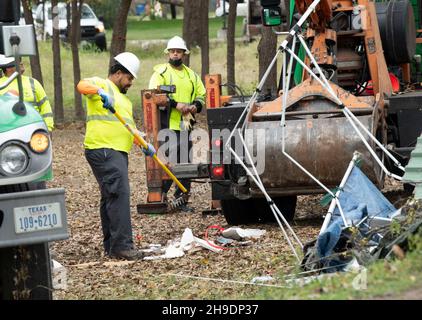 Austin, Texas, États-Unis.6 décembre 2021.Ville d'Austin, les équipages du Texas ont dégagé un campement sans abri dans un parc à l'est d'Austin où environ 30 personnes vivaient le long de Boggy Creek.Les sans-abri déplacés disent qu'ils ont eu peu de préavis de l'action lundi matin au Parque Zaragoza et beaucoup ont perdu la plupart de leurs effets personnels.(Image de crédit : © Bob Daemmrich/ZUMA Press Wire) Banque D'Images