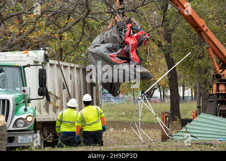 Austin, Texas, États-Unis.6 décembre 2021.Ville d'Austin, les équipages du Texas ont dégagé un campement sans abri dans un parc à l'est d'Austin où environ 30 personnes vivaient le long de Boggy Creek.Les sans-abri déplacés disent qu'ils ont eu peu de préavis de l'action lundi matin au Parque Zaragoza et beaucoup ont perdu la plupart de leurs effets personnels.(Image de crédit : © Bob Daemmrich/ZUMA Press Wire) Banque D'Images