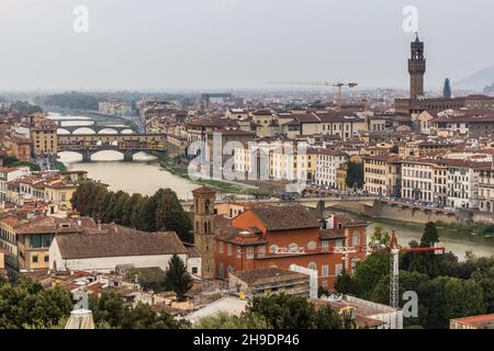 Vue aérienne de Florence, Italie.Ponte Vecchio (Vieux Pont) sur l'Arno et le Palazzo Vecchio, hôtel de ville. Banque D'Images