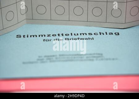 Nurtingen, Allemagne - 03 mars 2021: Bulletins de vote (Stimzettel, Umschlag und Wahlbrief) pour le vote postal.Vote pour la formation d'un gouvernement. Banque D'Images