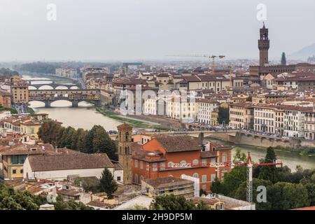 Vue aérienne de Florence, Italie.Ponte Vecchio (Vieux Pont) sur l'Arno et le Palazzo Vecchio, hôtel de ville. Banque D'Images