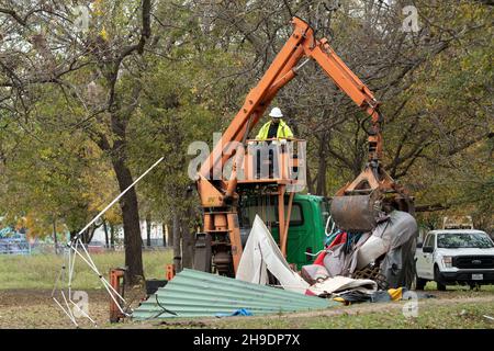 Austin, Texas, États-Unis.6 décembre 2021.Ville d'Austin, les équipages du Texas ont dégagé un campement sans abri dans un parc à l'est d'Austin où environ 30 personnes vivaient le long de Boggy Creek.Les sans-abri déplacés disent qu'ils ont eu peu de préavis de l'action lundi matin au Parque Zaragoza et beaucoup ont perdu la plupart de leurs effets personnels.(Image de crédit : © Bob Daemmrich/ZUMA Press Wire) Banque D'Images