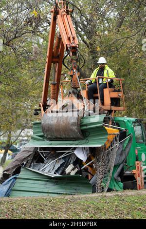 Austin, Texas, États-Unis.6 décembre 2021.Ville d'Austin, les équipages du Texas ont dégagé un campement sans abri dans un parc à l'est d'Austin où environ 30 personnes vivaient le long de Boggy Creek.Les sans-abri déplacés disent qu'ils ont eu peu de préavis de l'action lundi matin au Parque Zaragoza et beaucoup ont perdu la plupart de leurs effets personnels.(Image de crédit : © Bob Daemmrich/ZUMA Press Wire) Banque D'Images