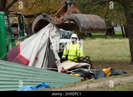 Austin, Texas, États-Unis.6 décembre 2021.Ville d'Austin, les équipages du Texas ont dégagé un campement sans abri dans un parc à l'est d'Austin où environ 30 personnes vivaient le long de Boggy Creek.Les sans-abri déplacés disent qu'ils ont eu peu de préavis de l'action lundi matin au Parque Zaragoza et beaucoup ont perdu la plupart de leurs effets personnels.(Image de crédit : © Bob Daemmrich/ZUMA Press Wire) Banque D'Images