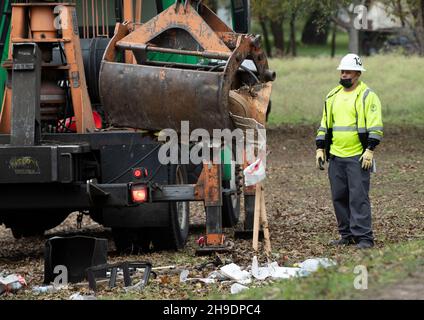 Austin, Texas, États-Unis.6 décembre 2021.Ville d'Austin, les équipages du Texas ont dégagé un campement sans abri dans un parc à l'est d'Austin où environ 30 personnes vivaient le long de Boggy Creek.Les sans-abri déplacés disent qu'ils ont eu peu de préavis de l'action lundi matin au Parque Zaragoza et beaucoup ont perdu la plupart de leurs effets personnels.(Image de crédit : © Bob Daemmrich/ZUMA Press Wire) Banque D'Images