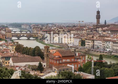 Vue aérienne de Florence, Italie.Ponte Vecchio (Vieux Pont) sur l'Arno et le Palazzo Vecchio, hôtel de ville. Banque D'Images