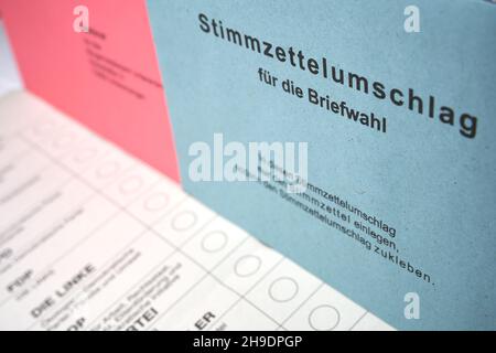 Nurtingen, Allemagne - 03 mars 2021: Bulletins de vote (Stimzettel, Umschlag und Wahlbrief) pour le vote postal.Vote pour la formation d'un gouvernement. Banque D'Images