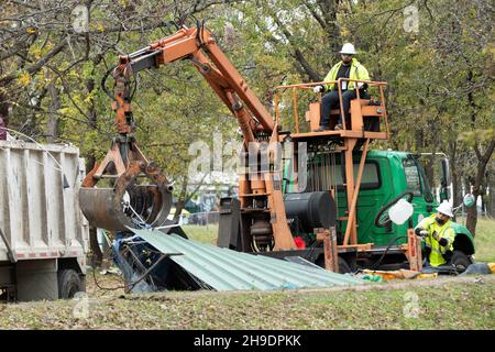 Austin, Texas, États-Unis.6 décembre 2021.Ville d'Austin, les équipages du Texas ont dégagé un campement sans abri dans un parc à l'est d'Austin où environ 30 personnes vivaient le long de Boggy Creek.Les sans-abri déplacés disent qu'ils ont eu peu de préavis de l'action lundi matin au Parque Zaragoza et beaucoup ont perdu la plupart de leurs effets personnels.(Image de crédit : © Bob Daemmrich/ZUMA Press Wire) Banque D'Images