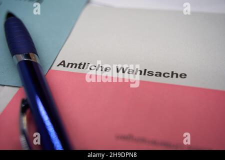 Nurtingen, Allemagne - 03 mars 2021: Bulletins de vote (Stimzettel, Umschlag und Wahlbrief) pour le vote postal.Vote pour la formation d'un gouvernement. Banque D'Images