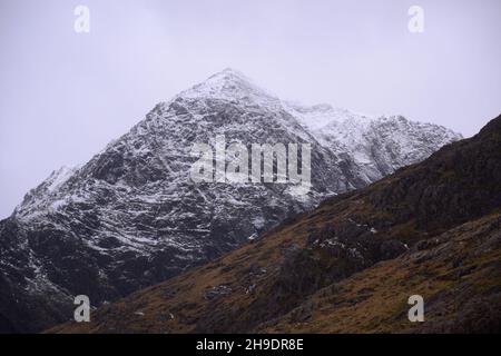 Parc national de Snowdonia (Eryri), pays de Galles, Royaume-Uni.6 décembre 2021.Neige au sommet du sommet de Snowdon (YR Wyddfa), la plus haute montagne du pays de Galles, vue depuis la piste des mineurs, à l'approche de la tempête Barra.Des vents violents et de la neige devraient frapper le royaume-uni le lendemain.La montagne est à 1,085 mètres (3,560 pieds) au-dessus du niveau de la mer, et le point le plus haut dans les îles britanniques en dehors des Highlands écossais.Crédit : Terry Waller/Alay Live News Banque D'Images