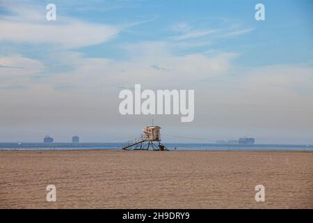 Fermeture de la plage sur Huntington State Beach.On estime que 127,000 gallons de pétrole brut ont fui un pipeline de derrick pétrolier dans le chenal Catalina.Le o Banque D'Images