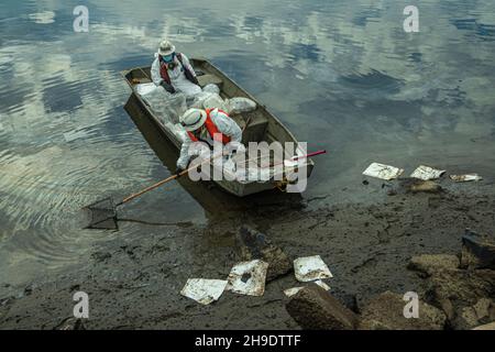 Une équipe de nettoyage débarque de l'huile dans le marais Talbert, qui abrite de nombreux oiseaux et animaux sauvages.On estime que 127,000 gallons de pétrole brut ont fui un derrick pétrolier Banque D'Images