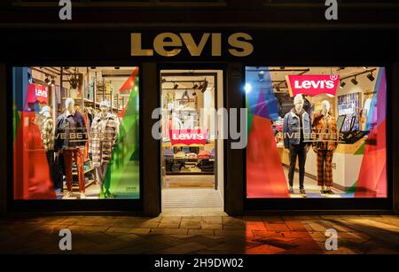 Levi Strauss vêtements et jeans magasin de denim vitrine dans la nuit à Venise, Italie Banque D'Images