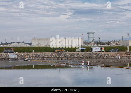 Une équipe de nettoyage débarque de l'huile dans le marais Talbert, qui abrite de nombreux oiseaux et animaux sauvages.On estime que 127,000 gallons de pétrole brut ont fui un derrick pétrolier Banque D'Images