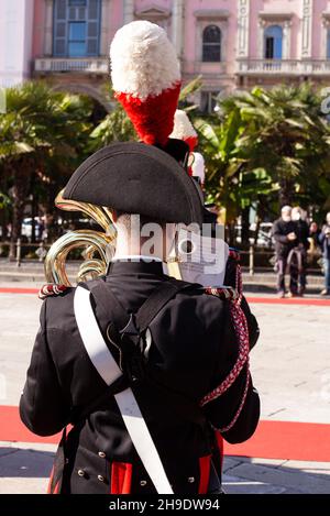 Milan, Italie-novembre 04 : vue arrière du trompettiste des groupes de Carabinieri italiens pendant le défilé militaire italien sur la place du Duomo, pour le cel Banque D'Images