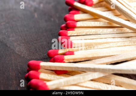 Correspond au soufre rouge sur un fond en bois foncé.Macro.Gros plan extrême Banque D'Images