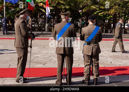 Milan, Italie-novembre 04 : vue arrière de trois officiers des forces armées pendant le défilé militaire italien sur la place du Dôme, pour les célébrations du Banque D'Images