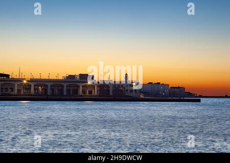 Vue sur la jetée de Trieste au coucher du soleil, en Italie Banque D'Images